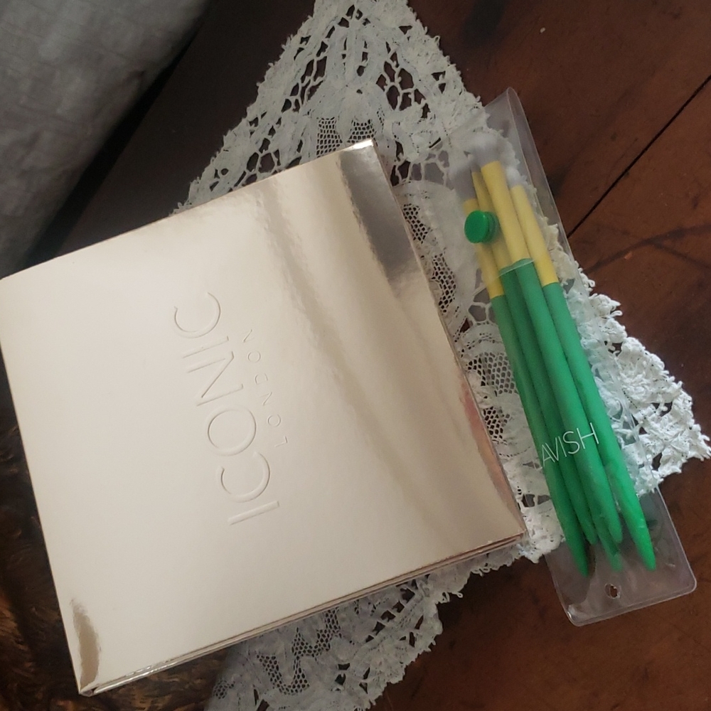 Iconic london eye shadows and lavish brush set